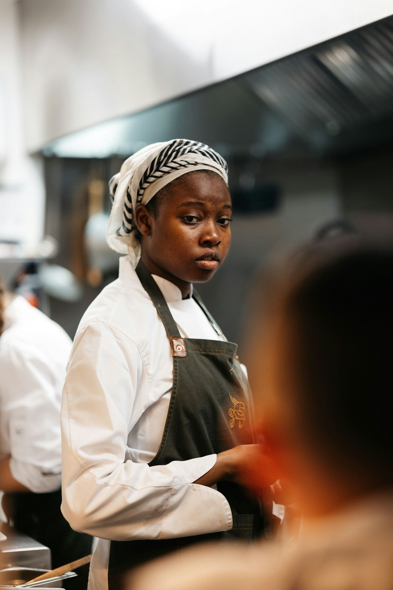 Aïssata Diallo, pâtissière, en cuisine