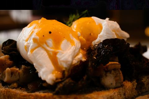 Œufs pochés sur pain grillé et champignons poêlés