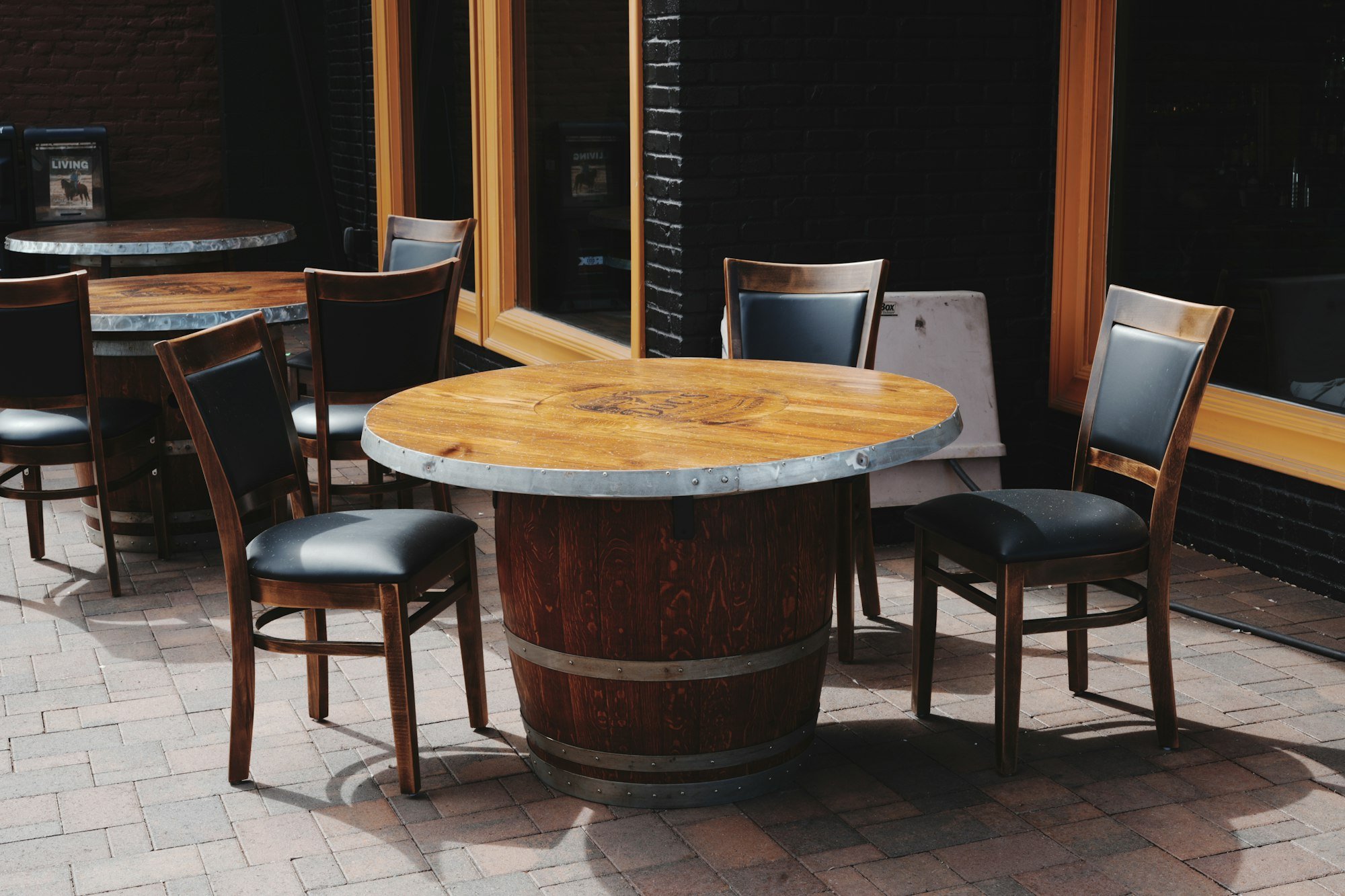 Table en tonneau sur la terrasse