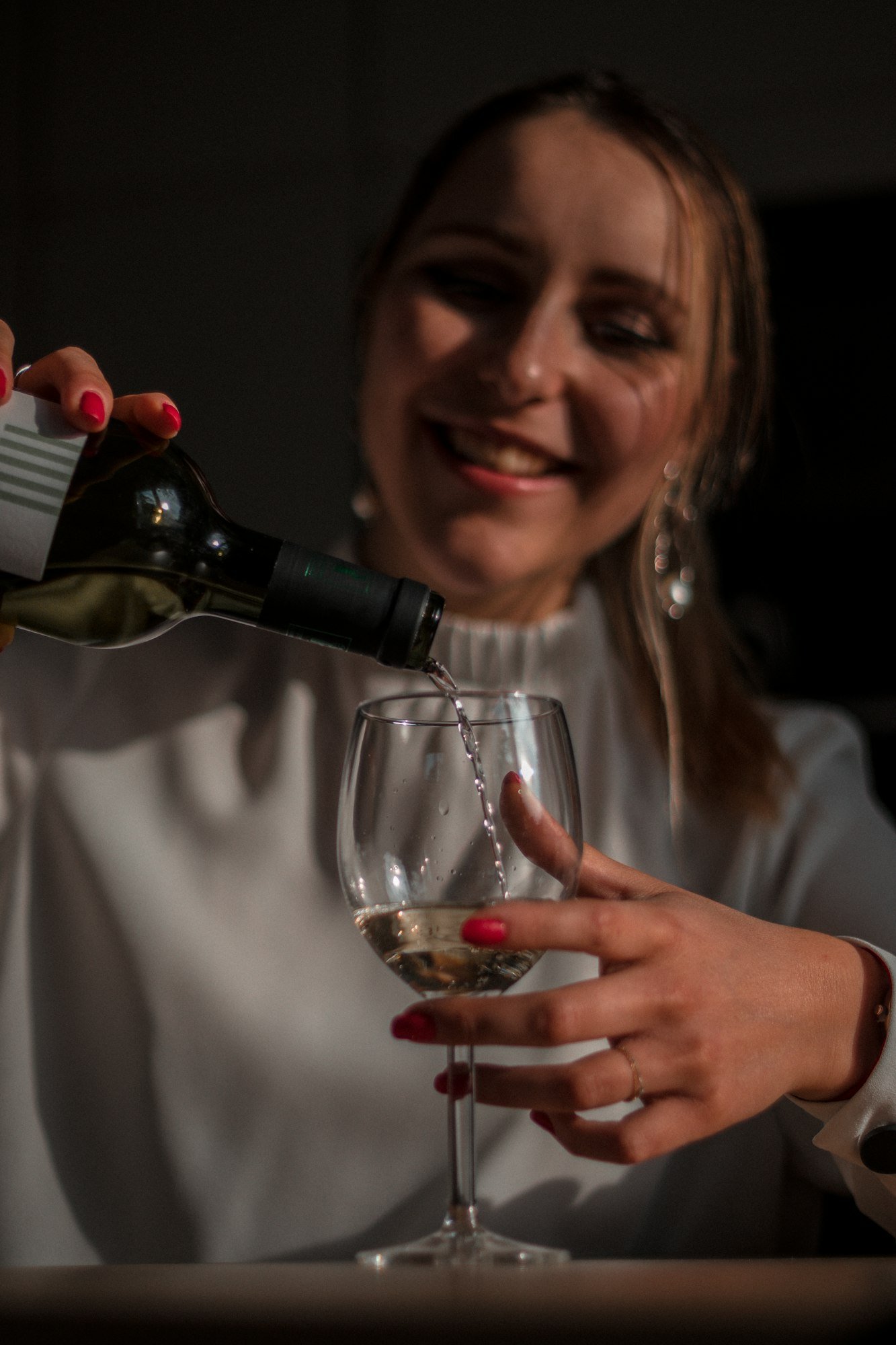 Camille Ferrand, sommelière, sert un verre de vin blanc