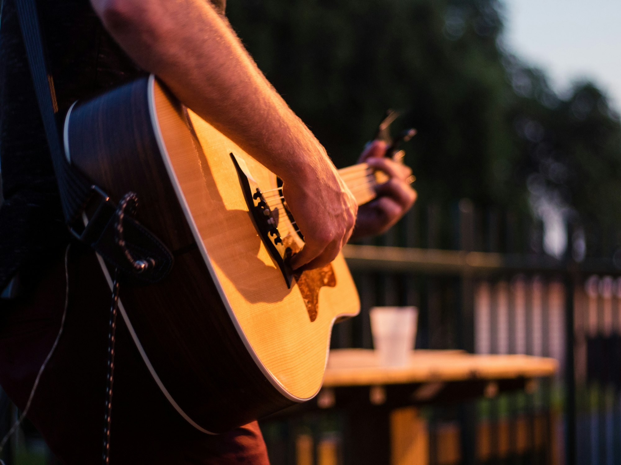Guitariste en concert acoustique en terrasse