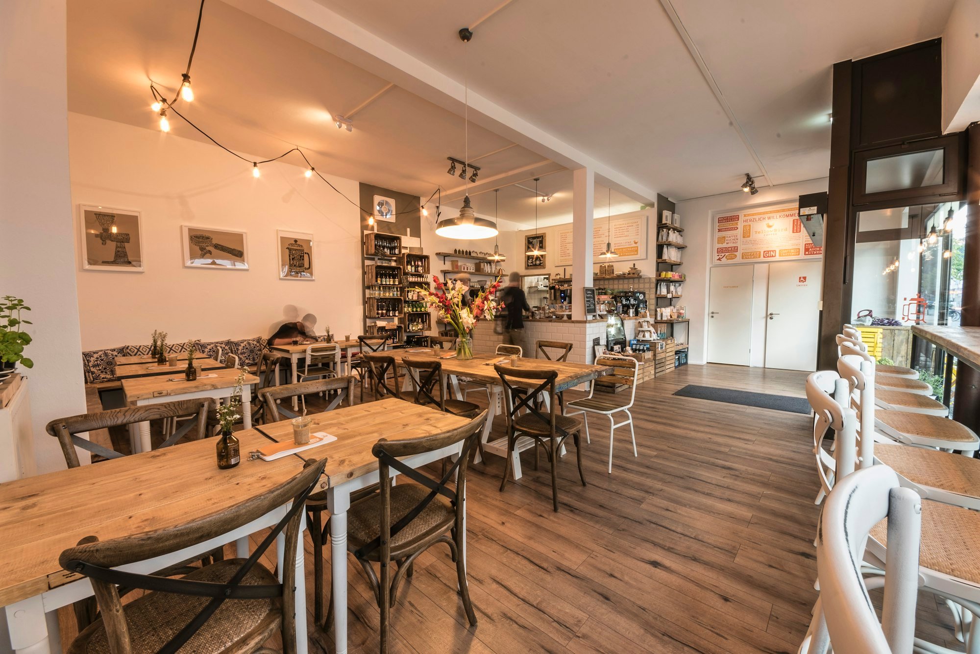 La salle du déjeuner, tables en bois et chaises bistrot