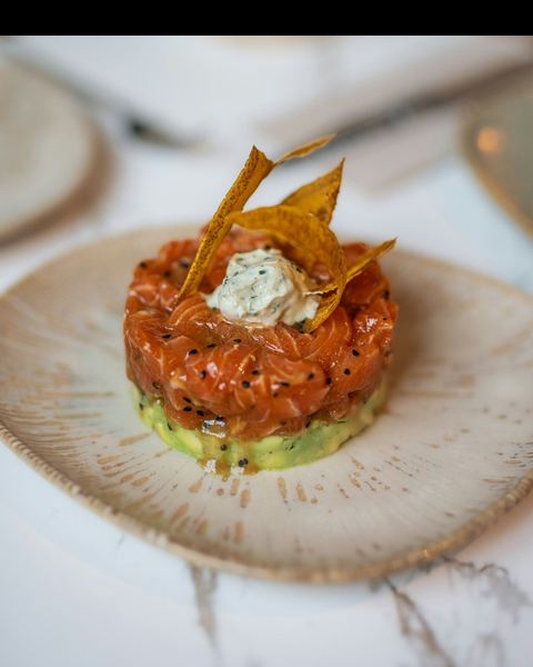 Tartare de truite, avocat et crème aux herbes