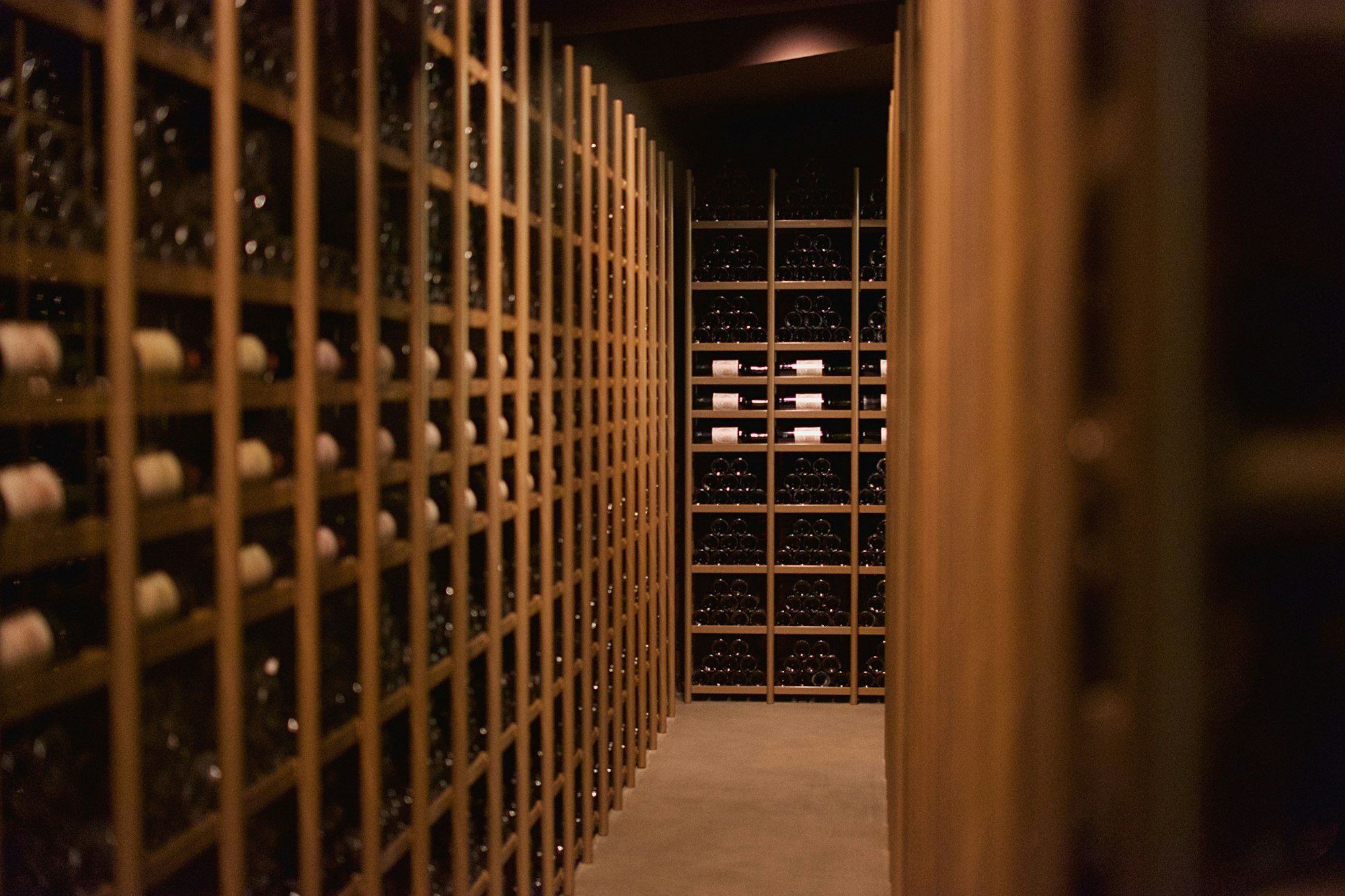 La cave à vins et ses casiers en bois