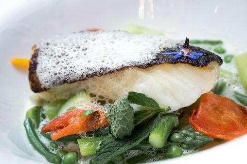 Merlu de ligne à la peau croustillante, légumes verts et beurre blanc